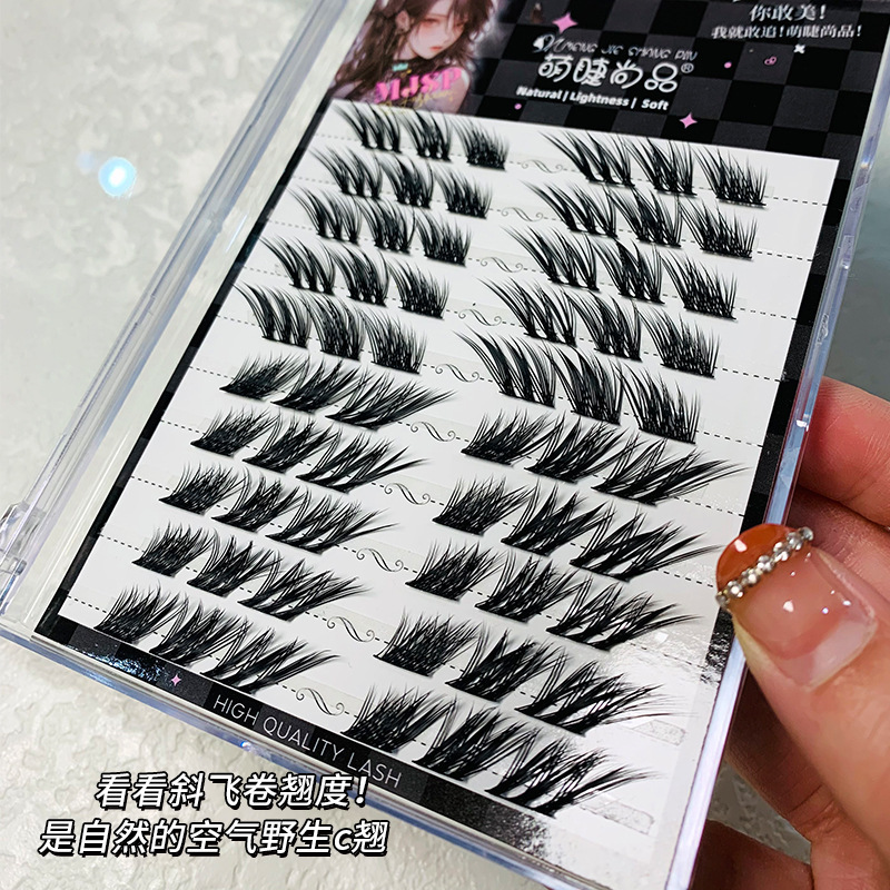 Mengjie Shangpin's traditional Chinese style fall-tailed fox false eyelashes are thick and single, elongating the corners of lazy eyes and naturally curling eyelashes full figure