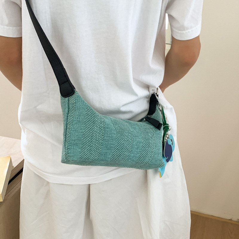 A simple, versatile, fashionable and trendy solid-color underarm bag for women, a new summer 2025 stylish and casual woven single-shoulder crossbody bag Application Scenario
