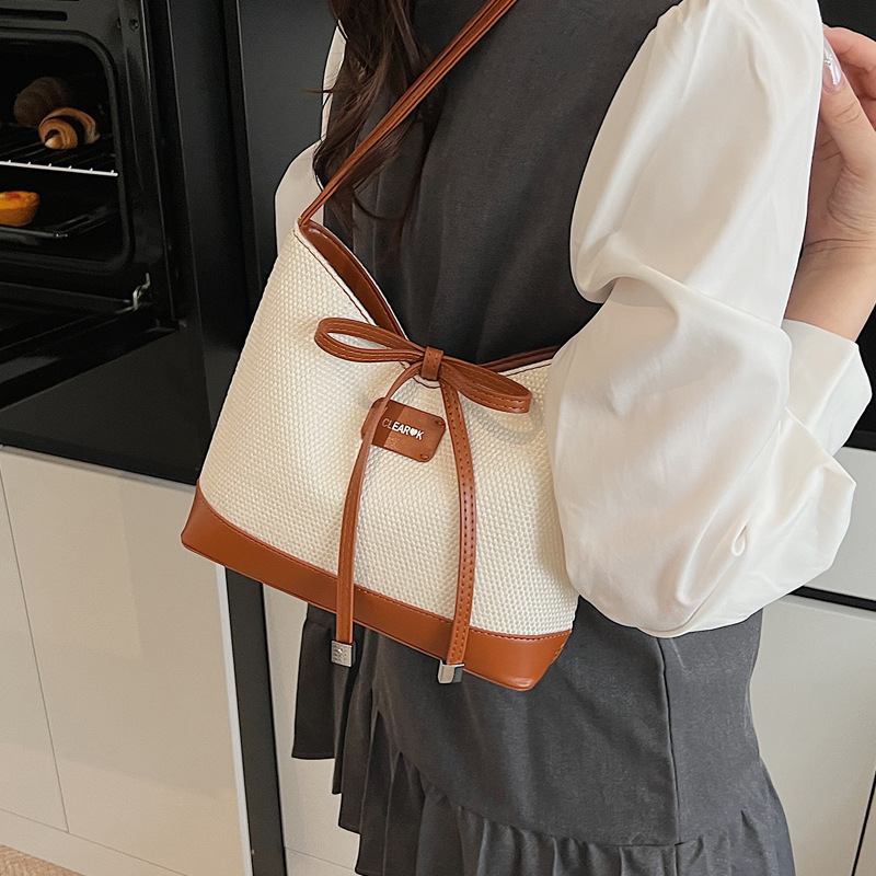 Simple and large-capacity tote bag for women 2025 new style in a two-color Korean-style casual underarm bag with a bow, fashionable and sweet details Picture