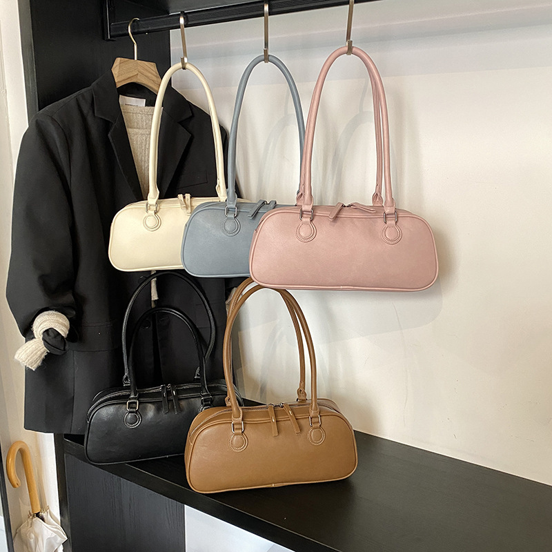 Casual, fashionable and trendy ladies' large-capacity 2025 new spring retro, simple and niche single-shoulder commuting pillow bag Application Scenario