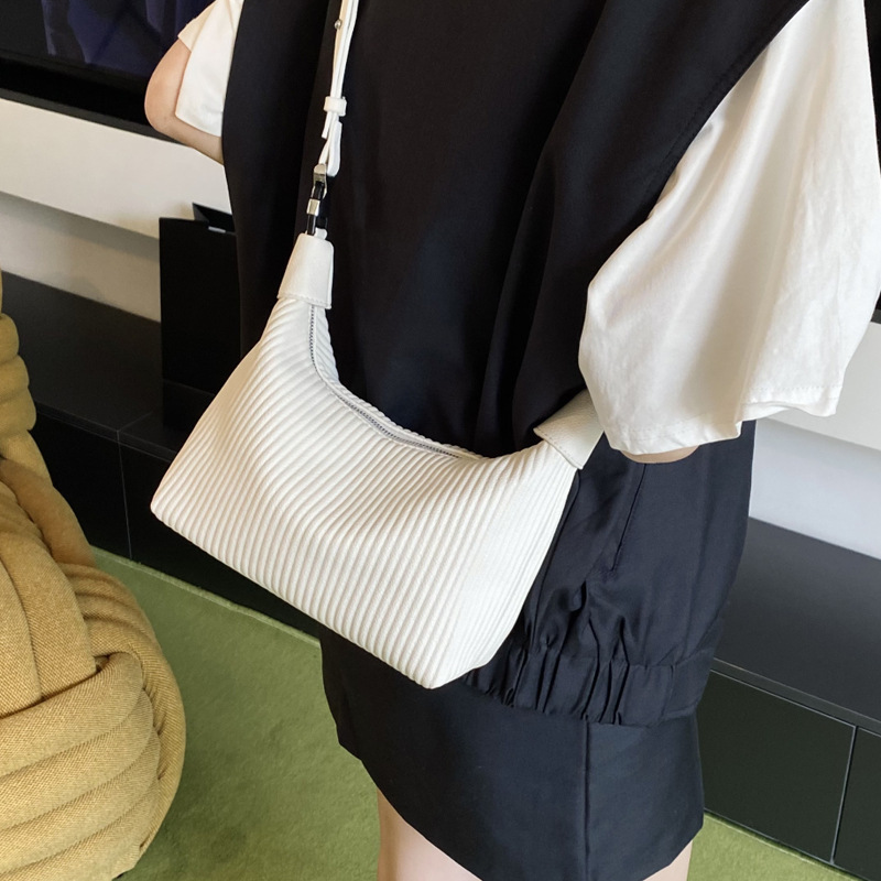 A niche hand-held pleated bag for women in the summer of 2025, a trendy and retro underarm bag, and a versatile Instagram single-shoulder crossbody bag Specification drawing