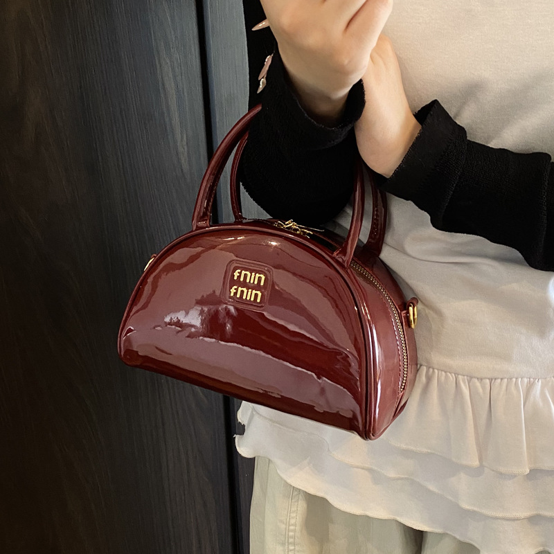 Simple and casual hand-held shell bag for women, 2025 new style versatile single-shoulder crossbody bag, dumpling bag, semi-round moon bag Application Scenario