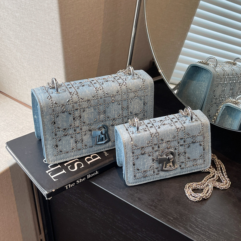 In the summer of 2025, this is a new fashionable and stylish women's small bag with a lock buckle. It features a high-quality small square bag and a single-shoulder crossbody bag full figure
