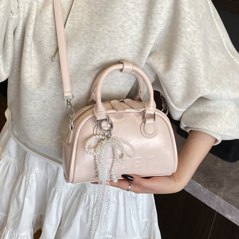 This year, Korean-style, stylish and simple hand-held bags with niche designs are in vogue. These are fashionable summer underarm bags for women's commuting Specification drawing