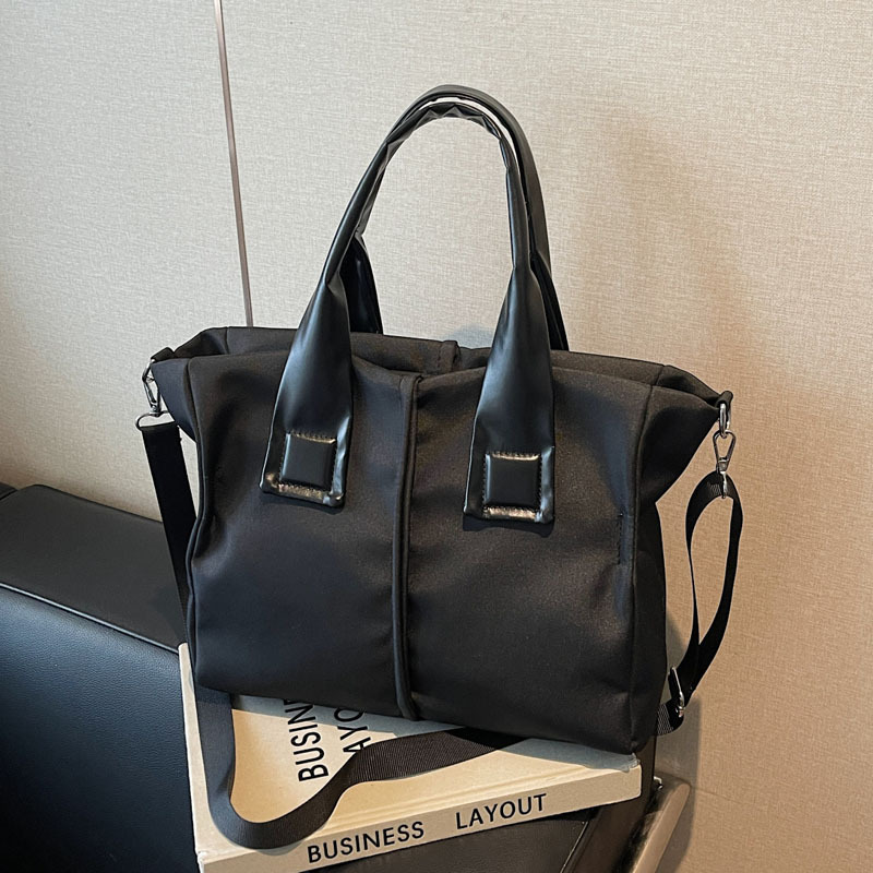 Korean version hand-held nylon fabric bag for women, 2025 new fashion school-style tote bag, casual large-capacity single-shoulder bag Application Scenario