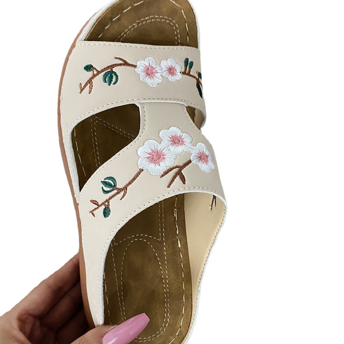 One piece of the 2021 summer new export large-sized women's slippers with wedge heels, thick-soled embroidered flowers and ethnic style Item Picture