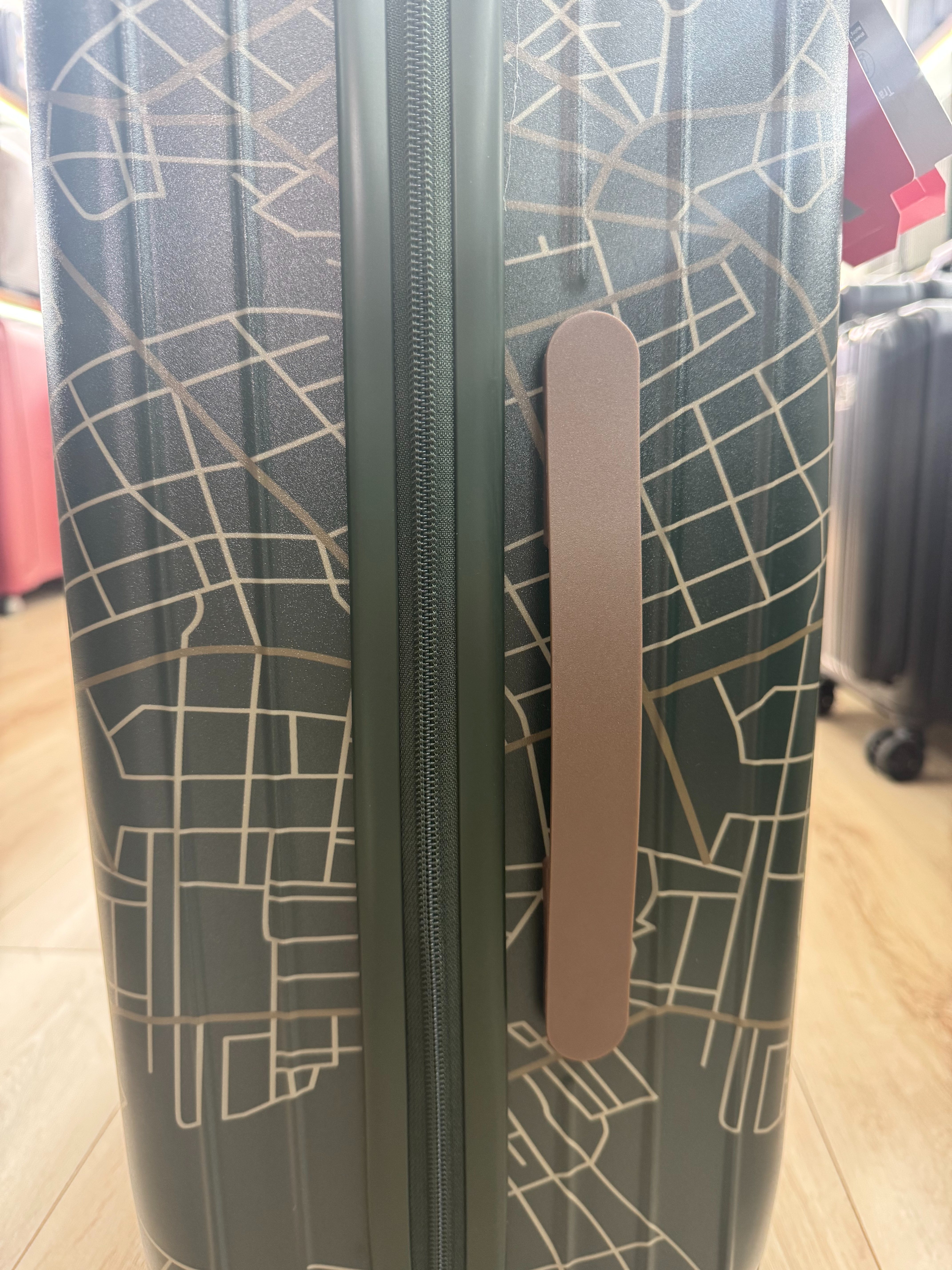 The PC suitcase features a fashionable appearance and lightweight design, making it a must-have for travel pic 3