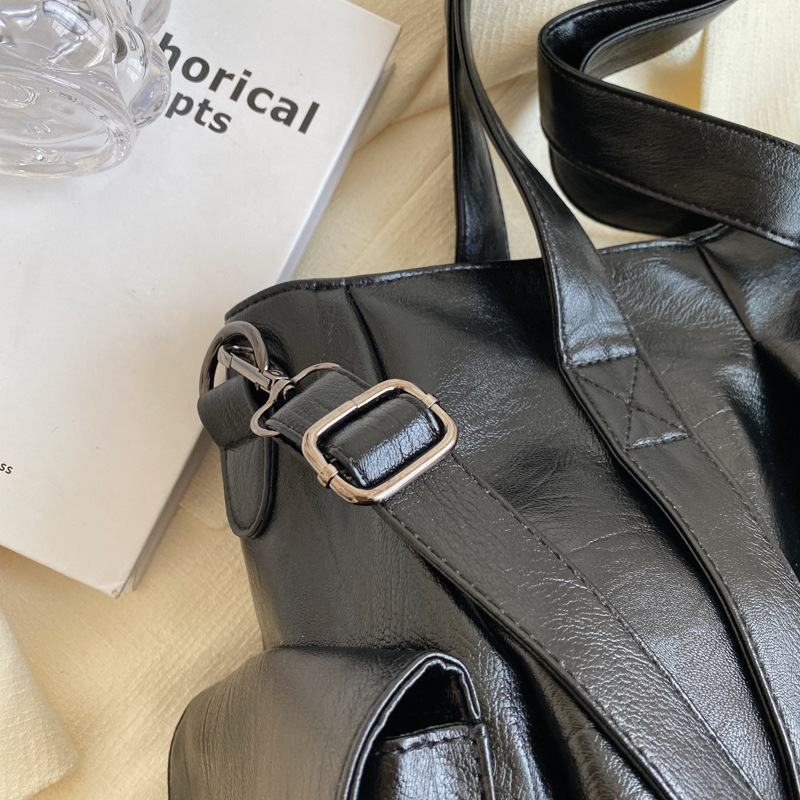 European and American large-capacity soft leather tote bags for women, 2023 new trendy handbags, single-shoulder spring and summer bags, crossbody bags Application Scenario