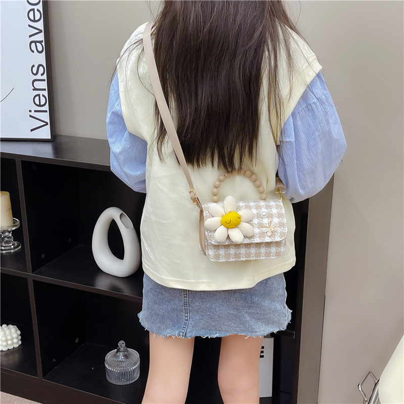 Children's bags, girls' autumn stylish single-shoulder Chanel style crossbody bag, pearl handbag, small square bag Application Scenario