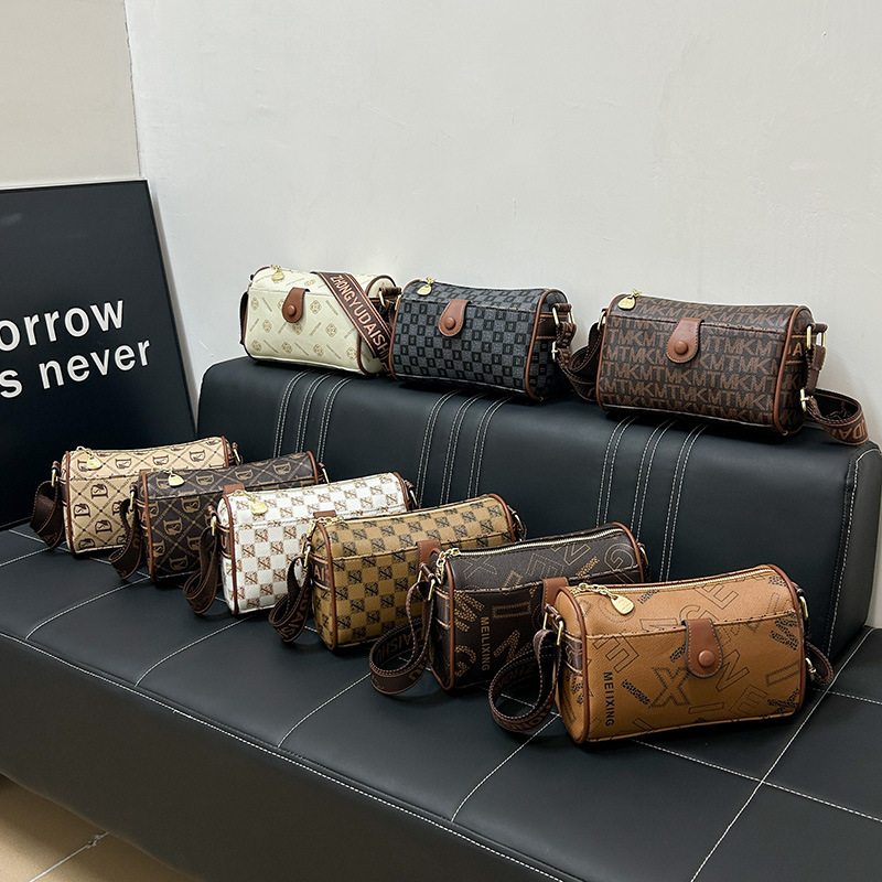 Kangaroo European and American style single-shoulder bag, monogram contrasting color pillow bag, fashionable and versatile, slanted urban simple style bag details Picture