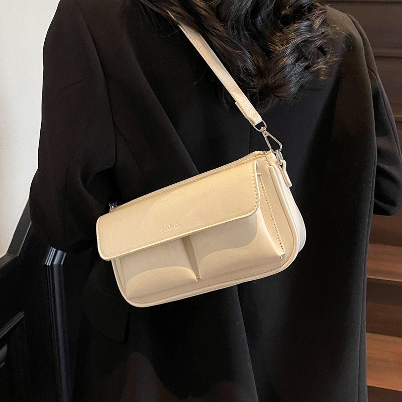 A solid color design bag for women in 2025, a trendy and fashionable single-shoulder underarm bag, and a retro commuter crossbody bag Application Scenario