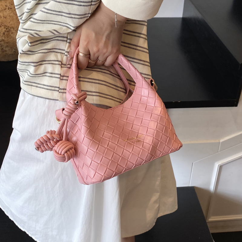 Fashionable retro trend 2025 Summer new casual, stylish, simple and niche design bucket women's bag single-shoulder bag Application Scenario