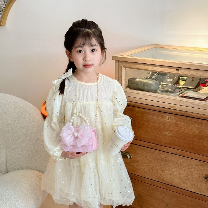 Children's bags are fashionable and stylish. Pearl bow handbag, little girl princess crossbody bag, chain single-shoulder bag, trendy Application Scenario