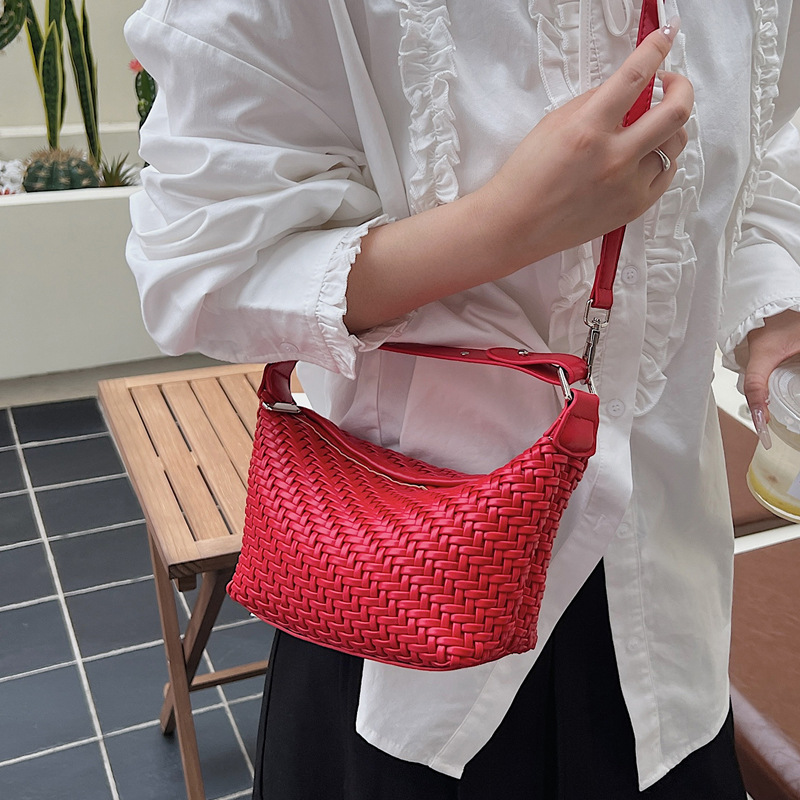 A niche hand-held woven bag for women in the summer of 2025, featuring a simple Korean-style dumpling bag for casual commuting Application Scenario