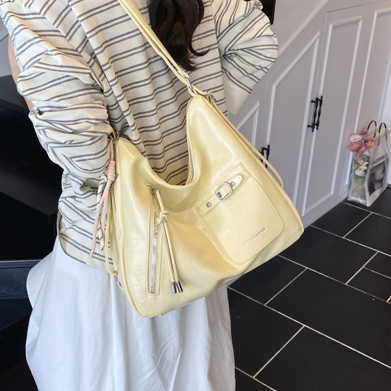 The 2025 summer new casual soft leather large-capacity tote bag is fashionable and versatile for commuting. It's a trendy single and double shoulder bag for women details Picture