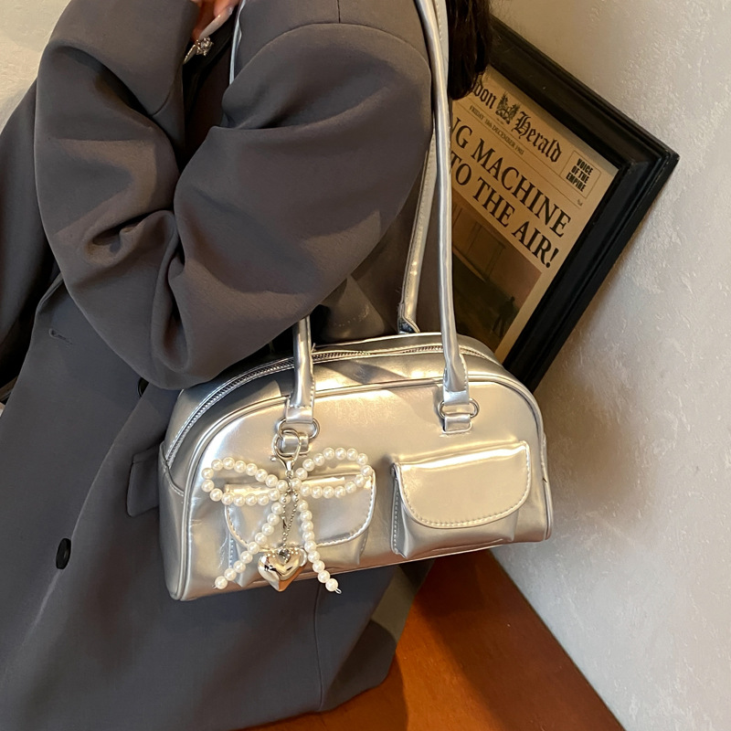 Korean trendy underarm bow bag, a new summer fashion and versatile single-shoulder bag for women's outings, a casual crossbody bag Application Scenario