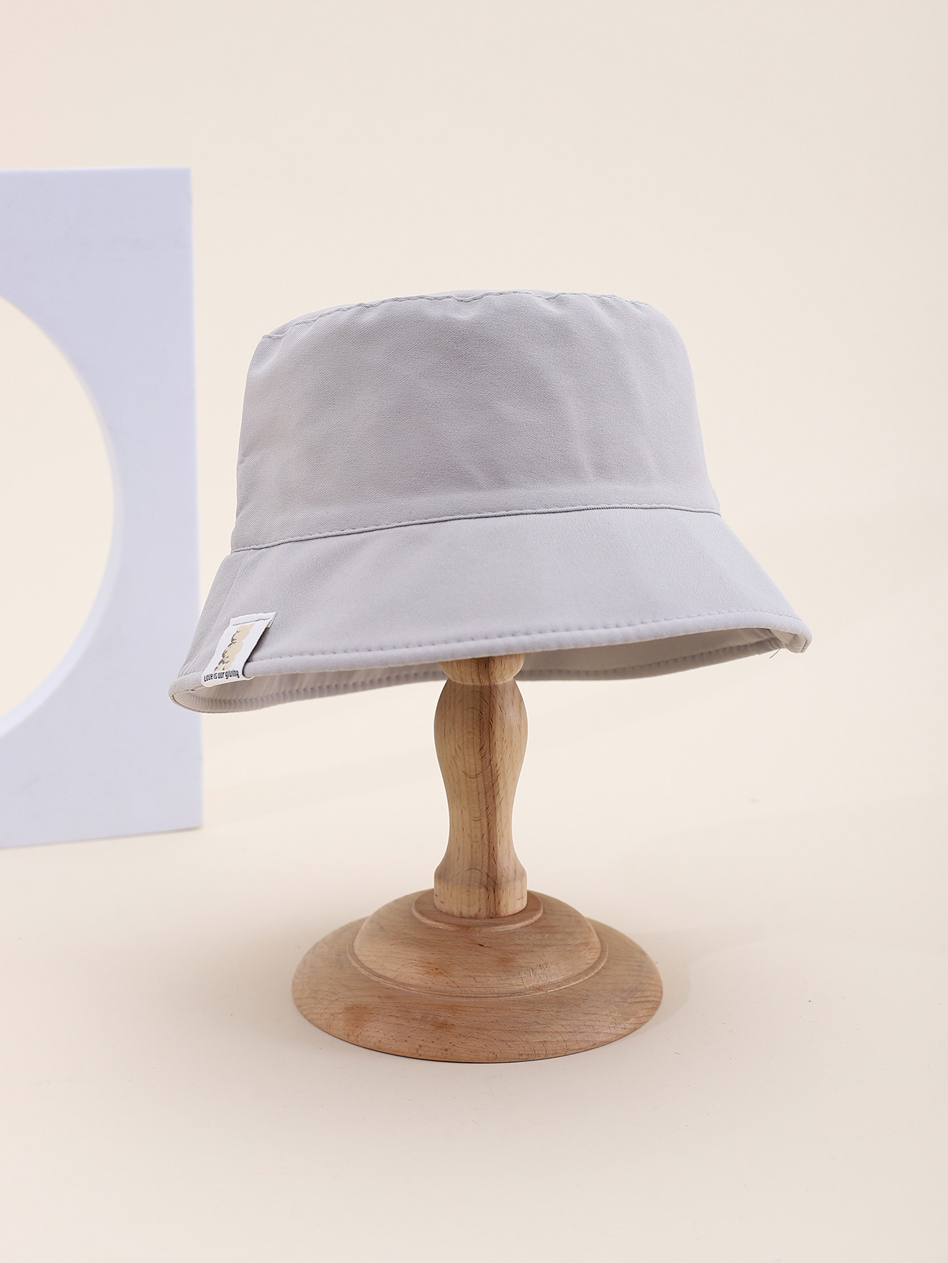 This is a popular children's single-sided fisherman's hat with embroidered side labels for spring and summer. It's cute, cartoon, classic, versatile and personalized. The inner side of this children's single-sided fisherman's hat comes with a drawstring Specification drawing