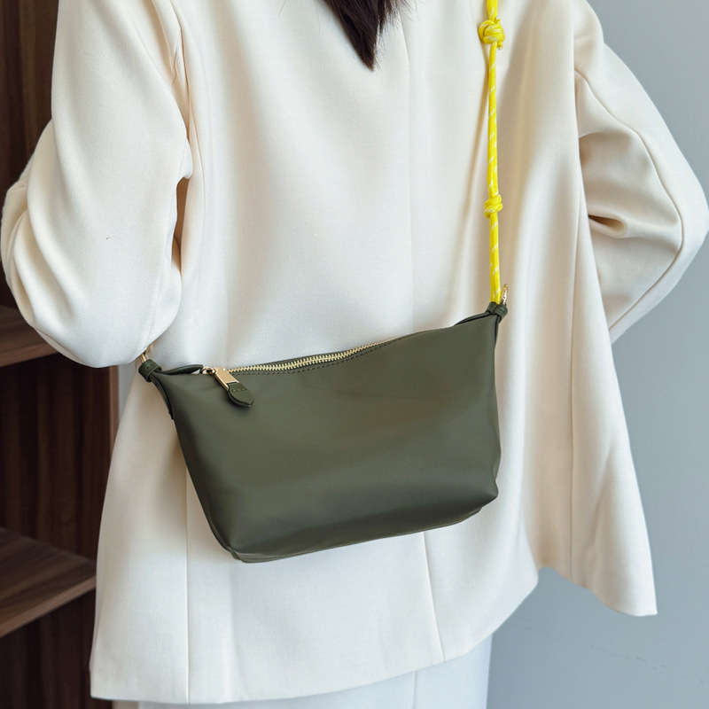 Niche design color-blocking dumpling bag, Korean-style women's cloth bag, woven rope lunch box bag, versatile for commuting, single-shoulder crossbody handbag Application Scenario