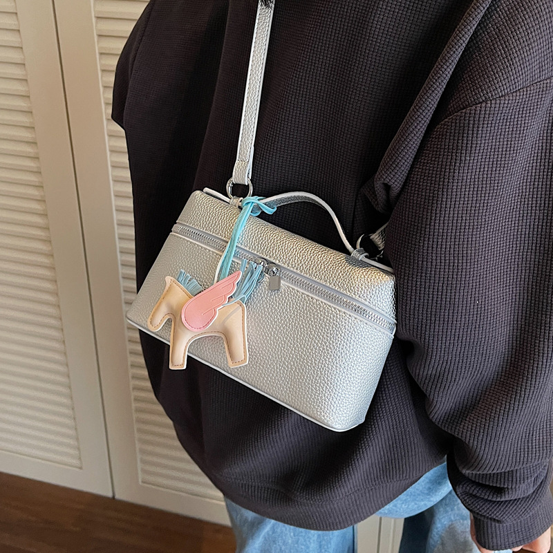 Single-shoulder bag 2025 Korean version, fashionable, simple, casual and versatile crossbody bag, European and American texture, niche and fashionable commuting bag details Picture