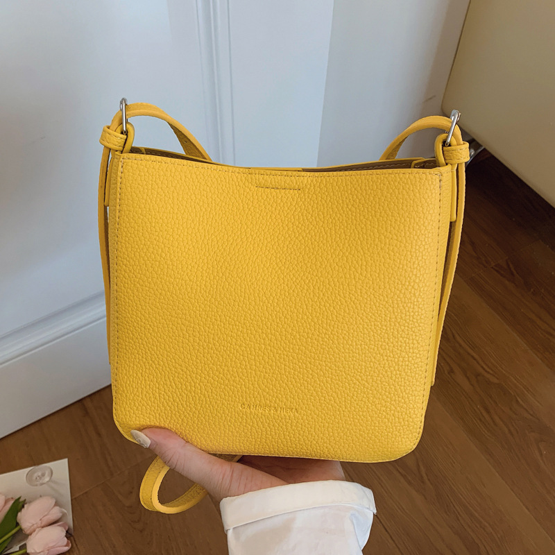 The 2025 new Korean-style simple bucket bag, a single-shoulder crossbody bag for commuting, a niche design, and a casual solid-color handbag full figure