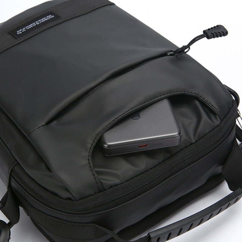The 2024 new minimalist men's crossbody bag, travel small bag, single-shoulder bag, water-resistant leather film bag, Oxford fabric, lightweight details Picture