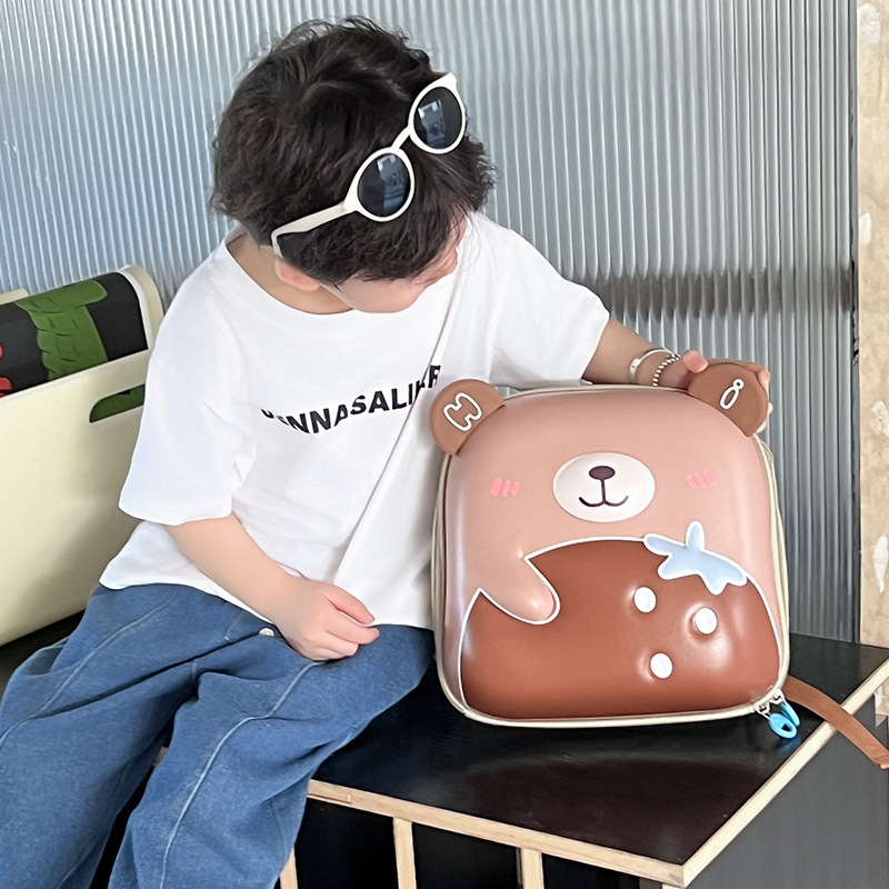 A new large-capacity, cute cartoon bear backpack for children in kindergartens, a casual and fashionable backpack for going out and playing Application Scenario