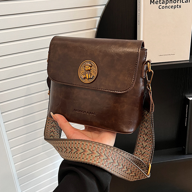 The new Maillard square bag with wide shoulder strap, a retro commuter crossbody bag for women in the Korean niche small bag market in Spring/Summer 2025 details Picture