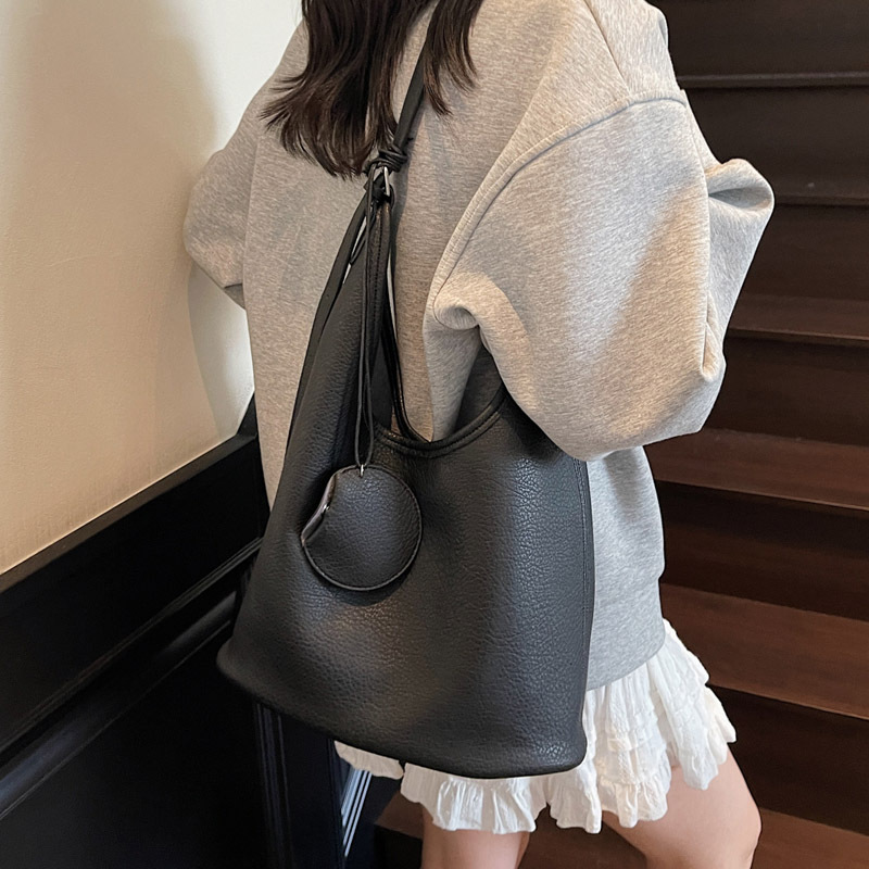 Casual soft surface large-capacity bag for women, 2025 new popular bestseller, versatile tote bag, summer single-shoulder bucket bag Application Scenario