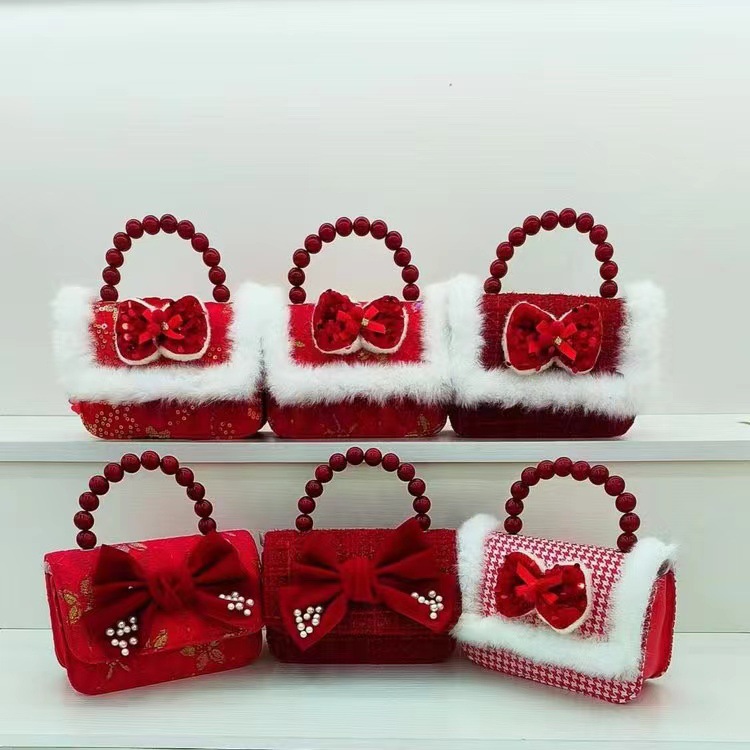 The 2023 winter new red children's princess bag, a cute single-shoulder crossbody bag for girls, and a pearl hand-held coin purse details Picture