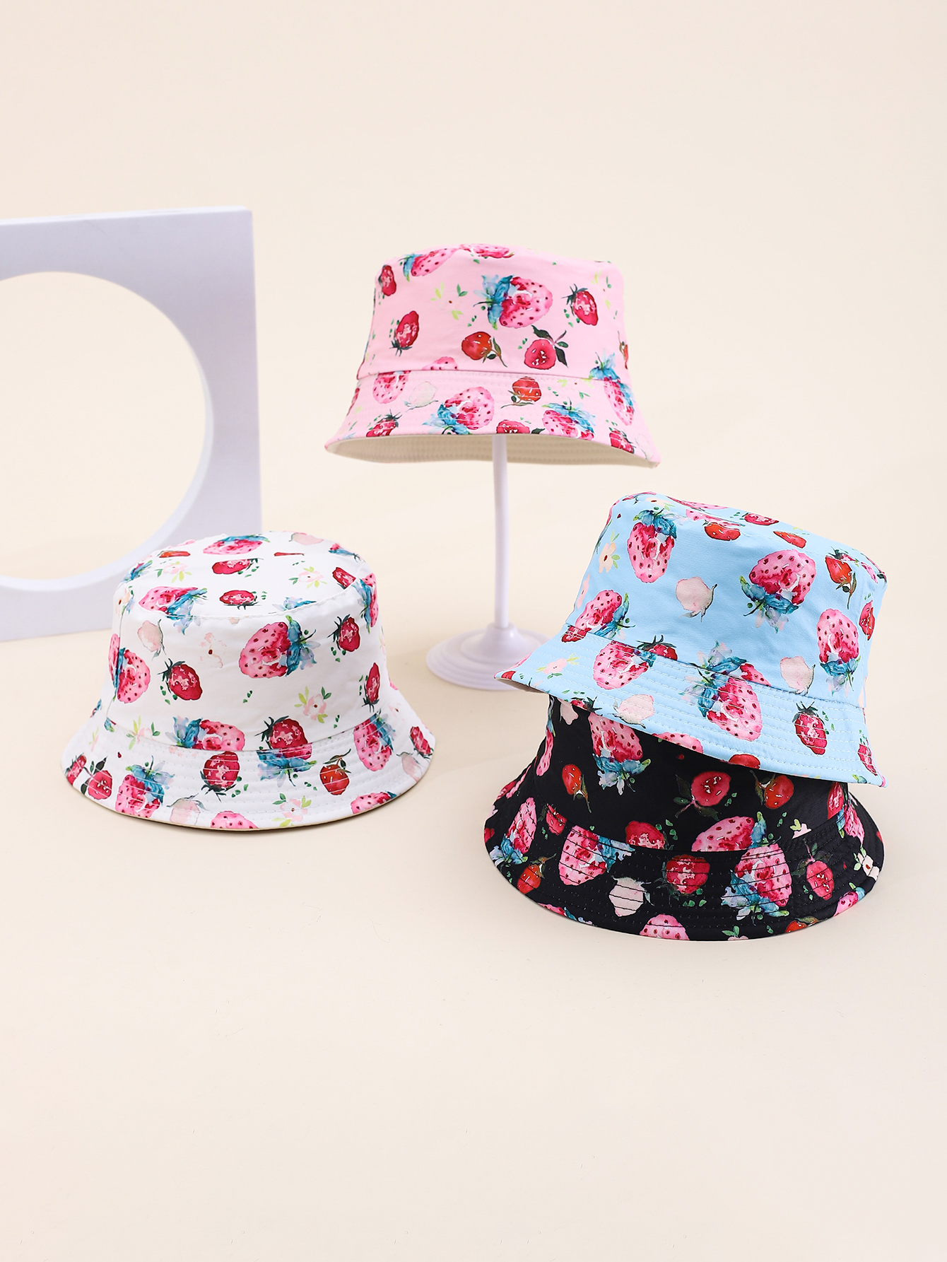 This is a popular children's strawberry-printed double-sided fisherman's hat for spring and summer. It's cute, cartoon, classic and versatile. It's a unique children's double-sided fisherman's hat with a pier circumference of 54CM full figure