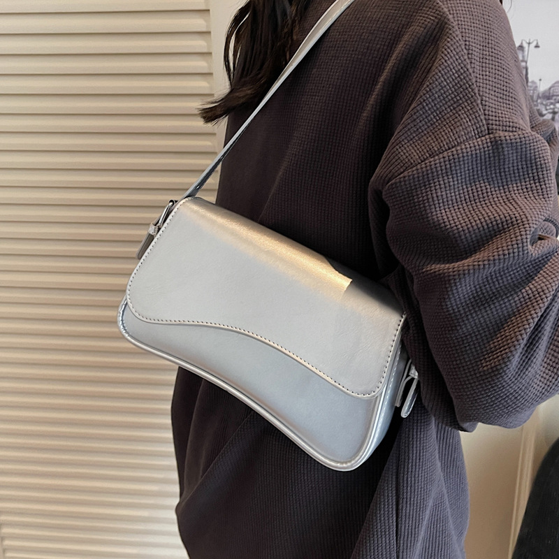 This is a new retro solid color Korean-style small square bag for women in 2025. It is stylish, trendy and fashionable. It is a single-shoulder crossbody bag Application Scenario
