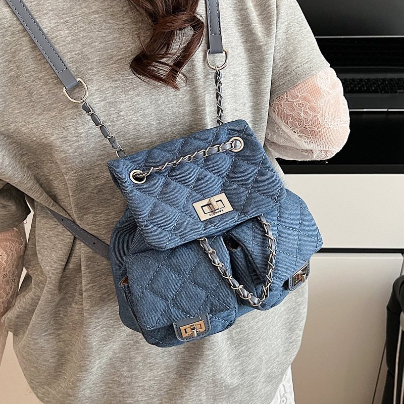This year, denim Korean-style chain backpacks are in fashion. They are stylish and fashionable for commuting ladies and trendy schoolbags details Picture