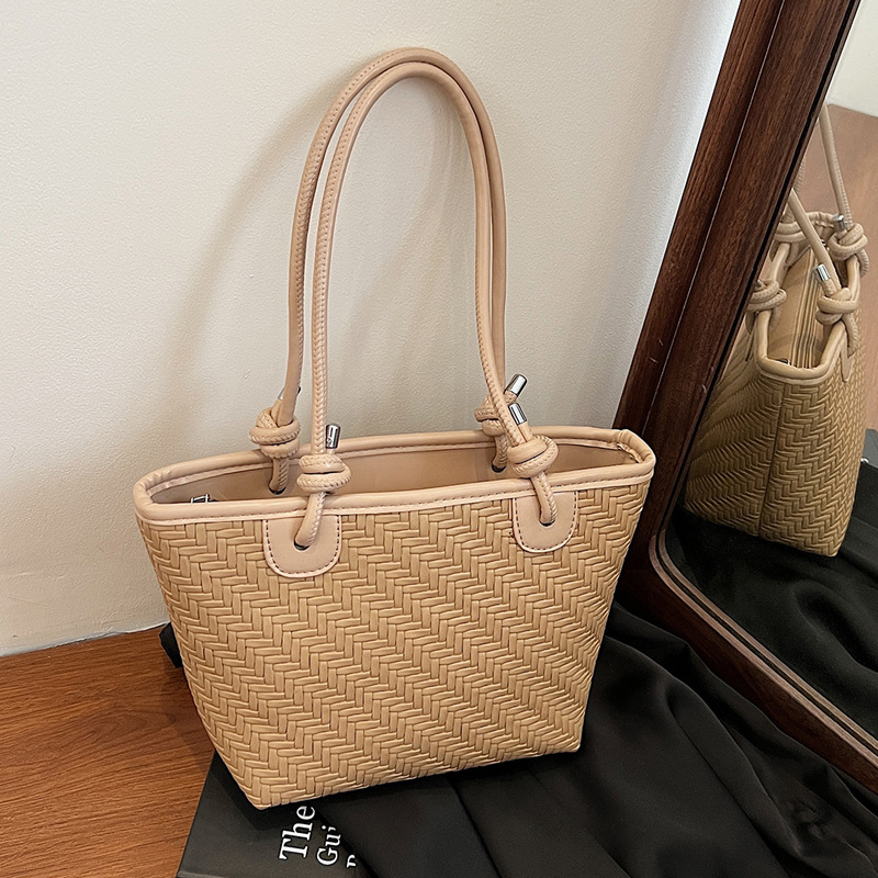 The 2025 new Korean-style women's simple, fashionable and versatile single-shoulder crossbody bag is stylish and stylish, and the bucket bag is trendy full figure
