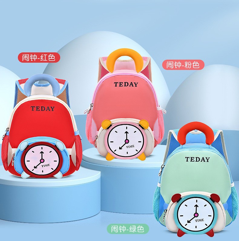 The new 2024 football children's schoolbag is a super lightweight, spine-protecting, breathable and anti-loss small backpack for the middle and senior classes in kindergartens full figure