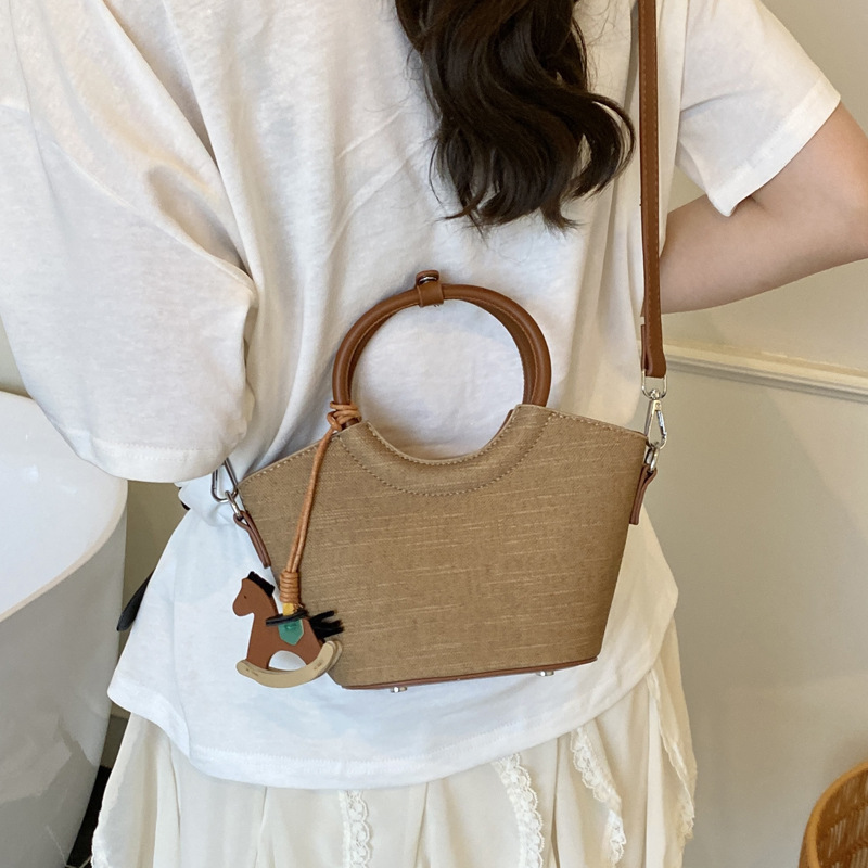 A niche design bucket bag 2025 summer trend new casual, simple, high-quality and fashionable women's single-shoulder crossbody bag details Picture