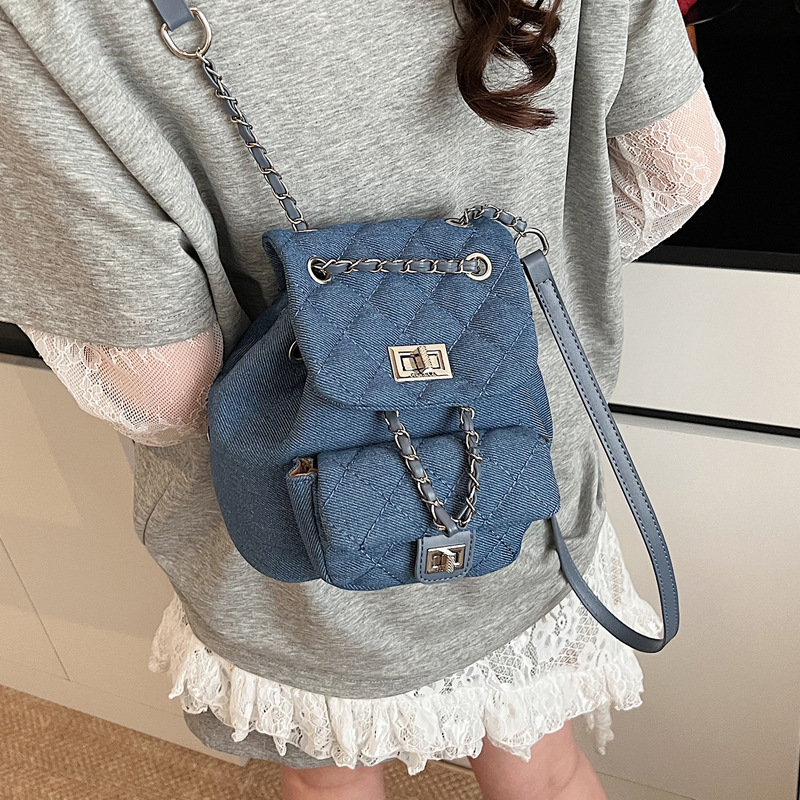 A stylish and casual 2025 summer new women's bag with a diamond-shaped chain, a commuting crossbody bag details Picture