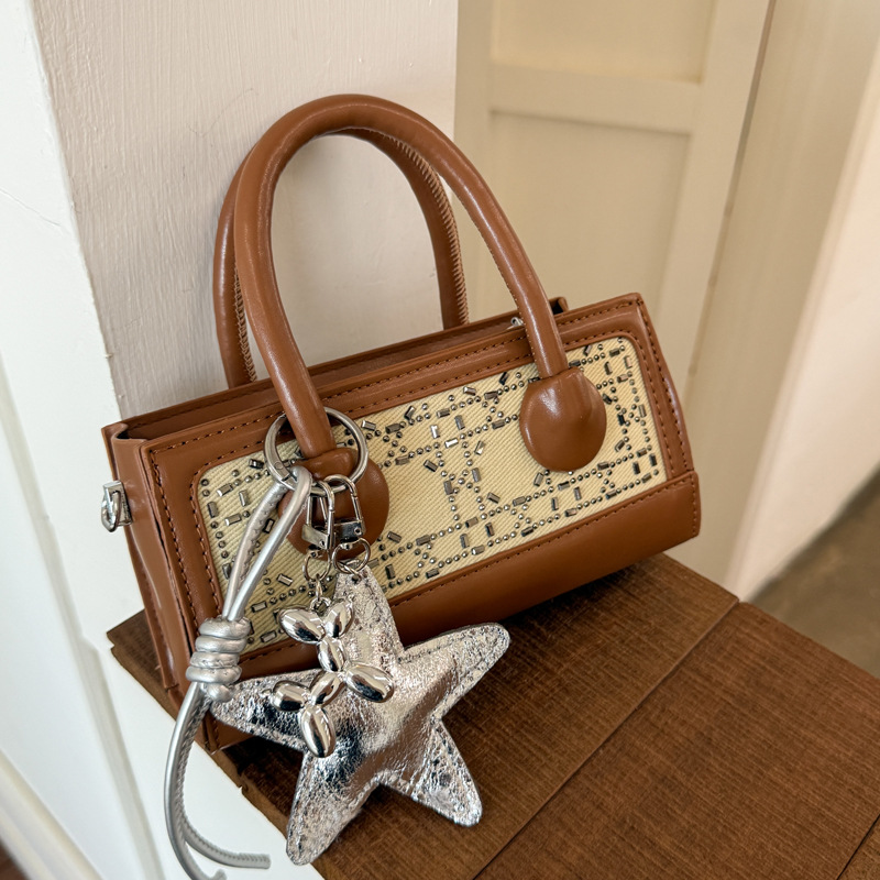 A trendy and stylish hand-held small square bag for women in 2025, a versatile and fashionable single-shoulder bag with a high-end diamond-encrusted crossbody full figure