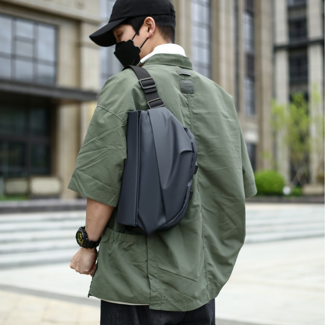 Wholesale 2024 new trendy men's crossbody bag, water-resistant ipad multi-functional chest bag, cool crossbody single-shoulder bag Application Scenario