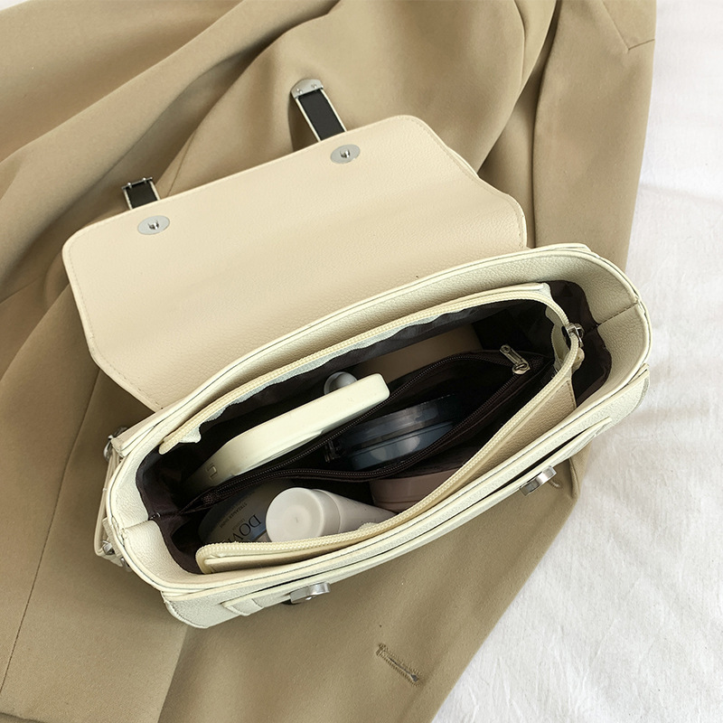 This year, fashionable and high-end small bags are in vogue. They are versatile, niche designs, single-shoulder crossbody bags, and simple square bags Application Scenario