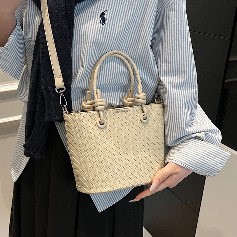 A simple and elegant bucket bag for women, a Korean-style single-shoulder bag for commuting to work in 2025, a new trendy and fashionable crossbody bag Specification drawing