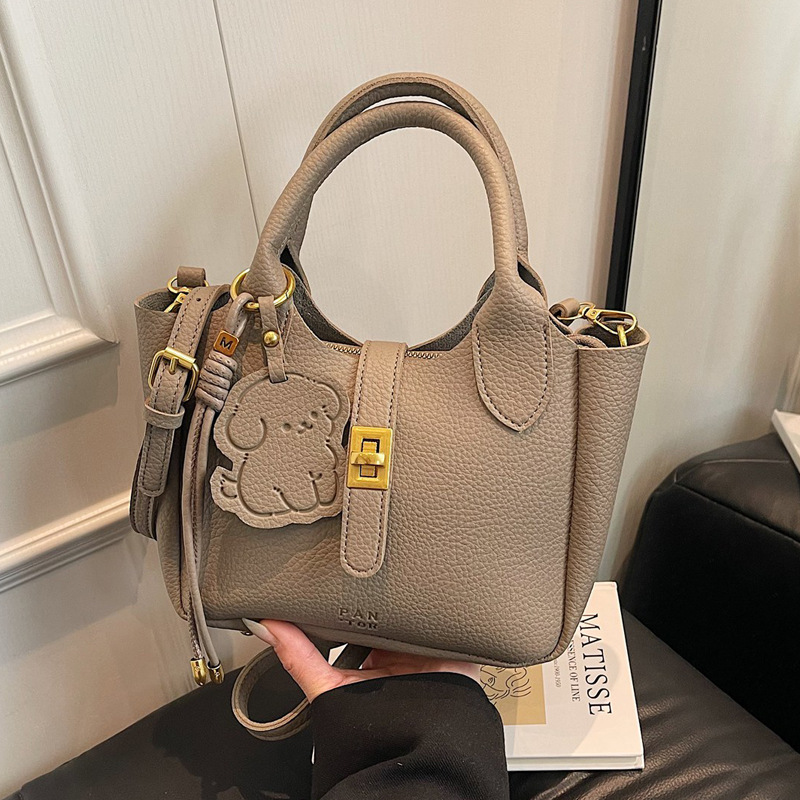 This year, the new spring 2025 trendy, fashionable and stylish hand-held crossbody bags and casual bucket bags are in vogue Application Scenario