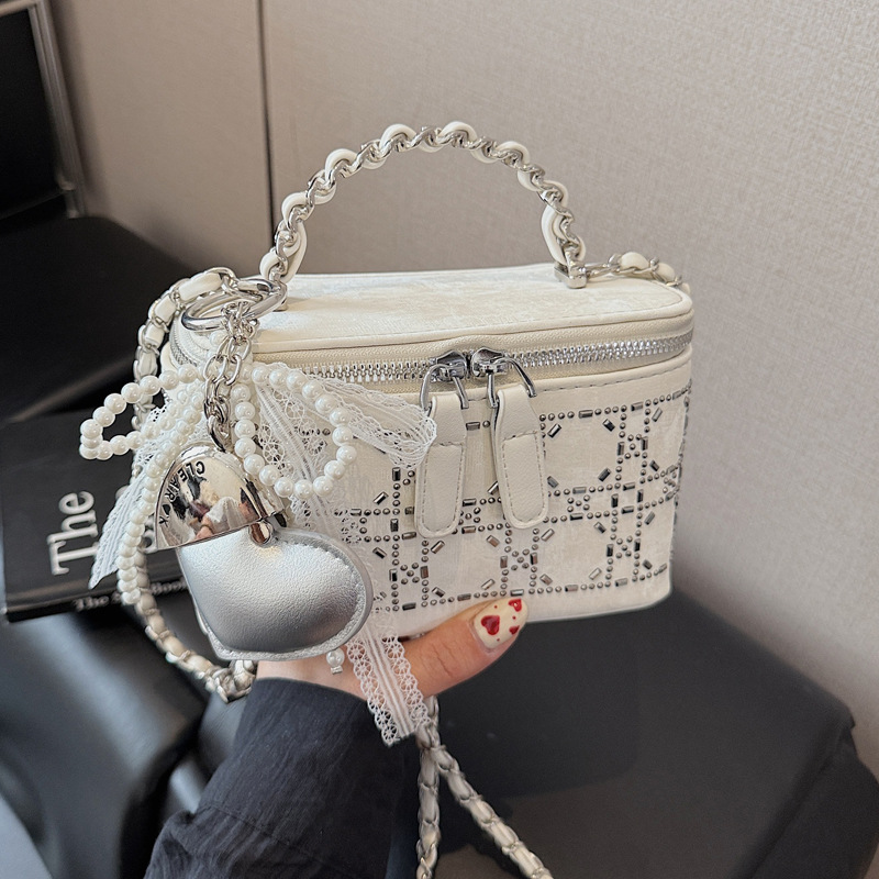The 2025 summer new style of the textured design box bag is a casual, fashionable and versatile single-shoulder bag and crossbody bag full figure