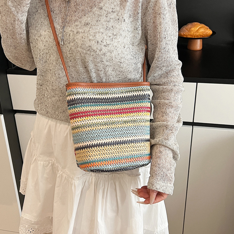 A niche design, fashionable and versatile woven bucket bag for women, a new summer 2025 seaside vacation straw woven single-shoulder crossbody bag details Picture