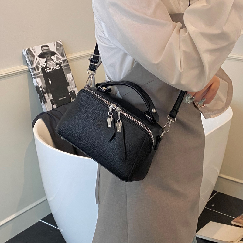 Korean retro fashion hand-held box bag for women 2025 new trendy and versatile small square bag, a niche and simple crossbody bag Application Scenario
