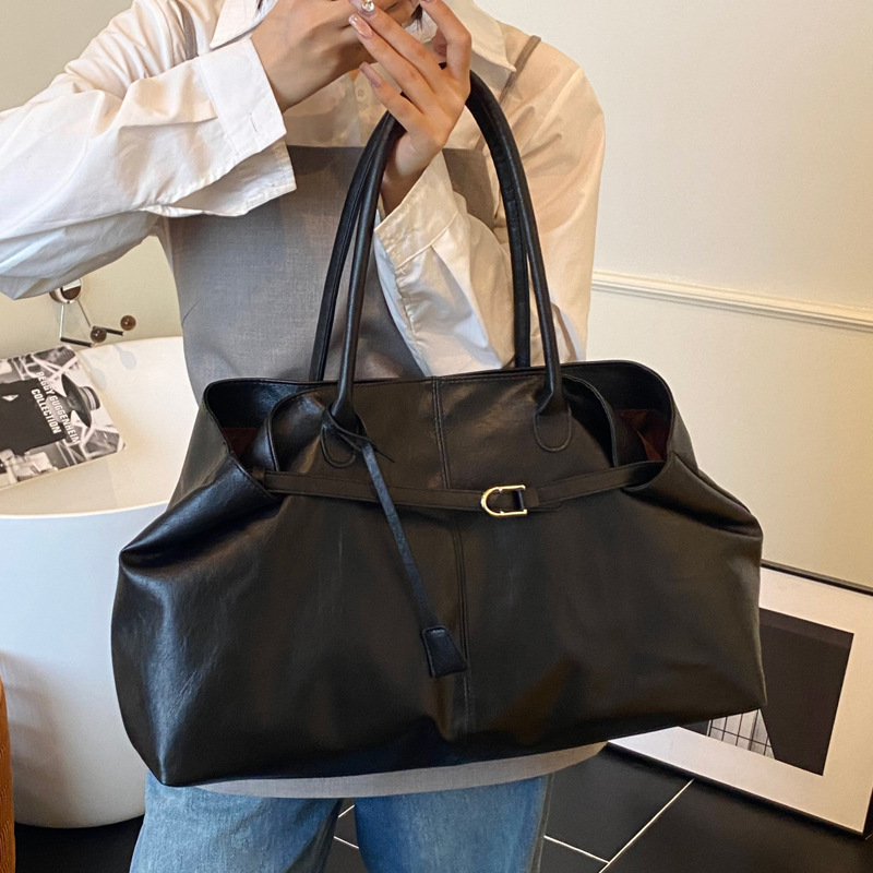 The laid-back style large-capacity underarm tote bag for women in 2025, with a lock, is fashionable and versatile. It's a trendy single-shoulder bag for commuting Specification drawing