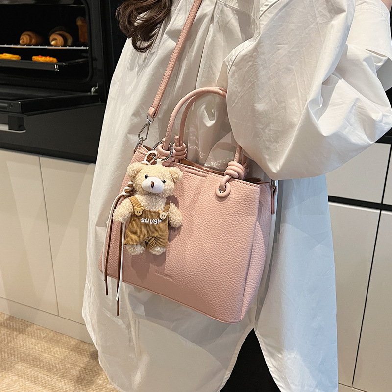 The 2025 new niche design hand-held bucket bag is a cute commuter single-shoulder bag for women and a fashionable and simple crossbody small bag details Picture