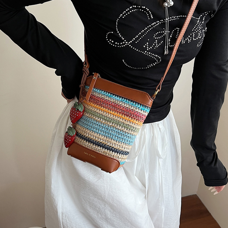 In the summer of 2025, there are new fashionable and fresh woven handbags, bucket bags, shoulder bags, underarm bags and women's bags Specification drawing