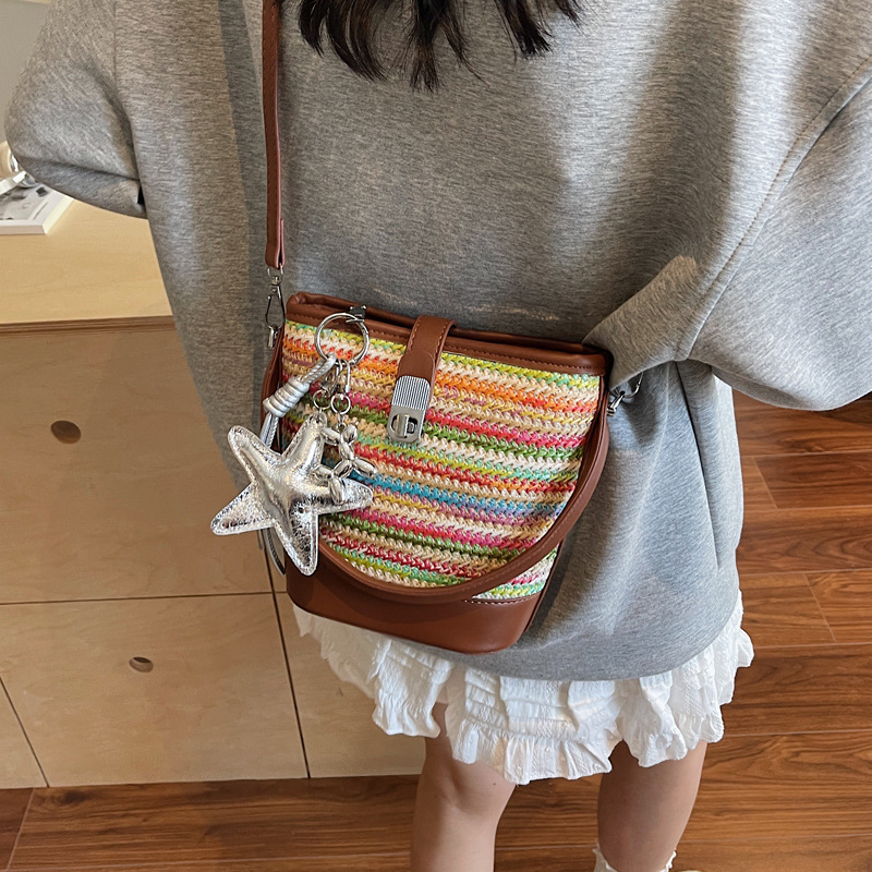 A trendy and fashionable straw-woven phone bag for women in the summer of 2025, a Korean version of a niche and simple crossbody bag Specification drawing