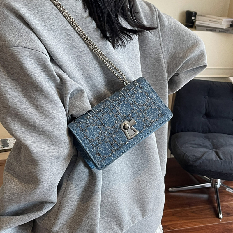 In the summer of 2025, this is a new fashionable and stylish women's small bag with a lock buckle. It features a high-quality small square bag and a single-shoulder crossbody bag details Picture
