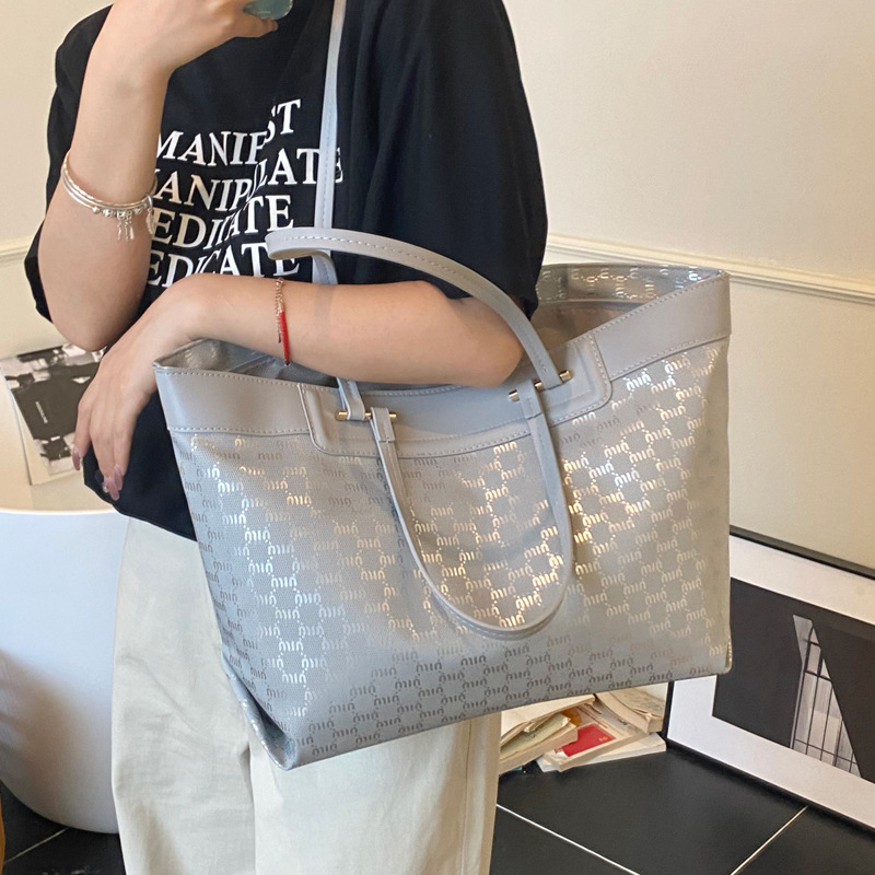 Fashionable large-capacity hand-held commuter underarm bag for women, 2025 new style simple tote bag, high-end quality single-shoulder bag Application Scenario